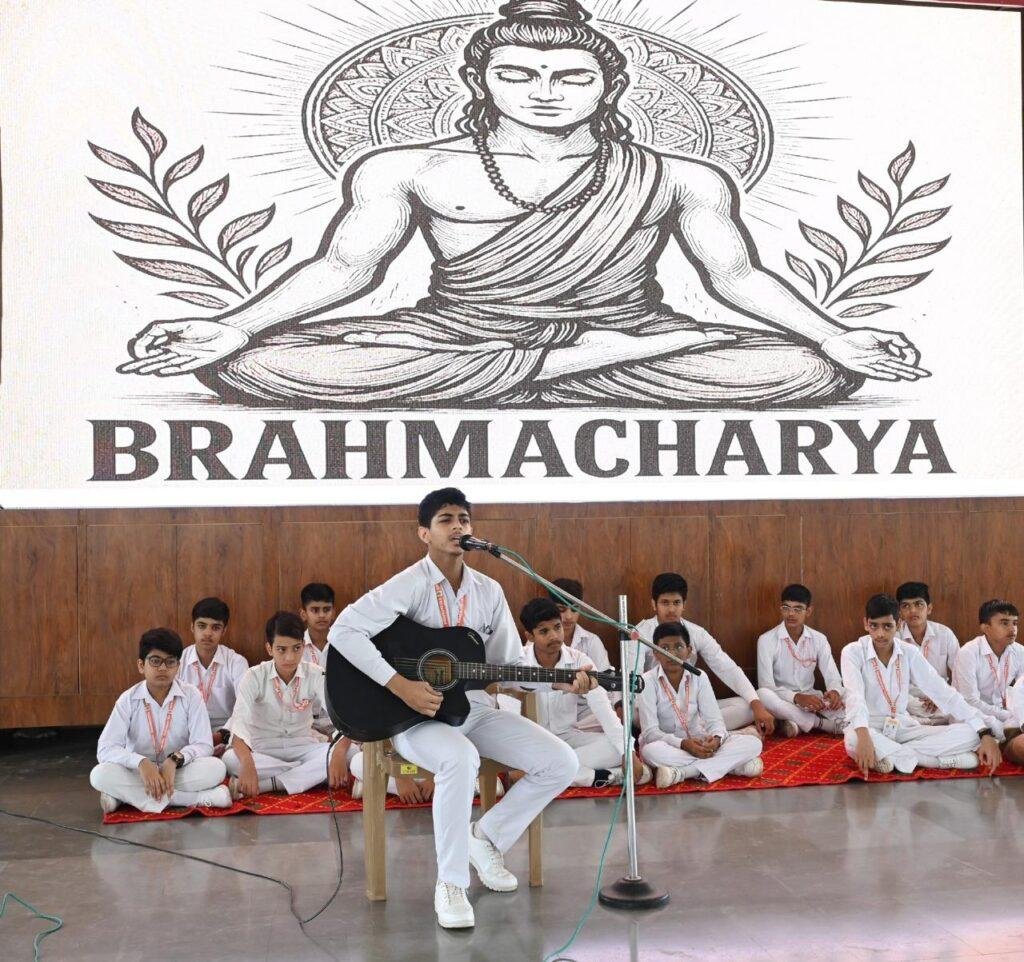 अंग्रेजी भाषा लेखन प्रतियोगिता के विद्यार्थियों को किया गया सम्मानित