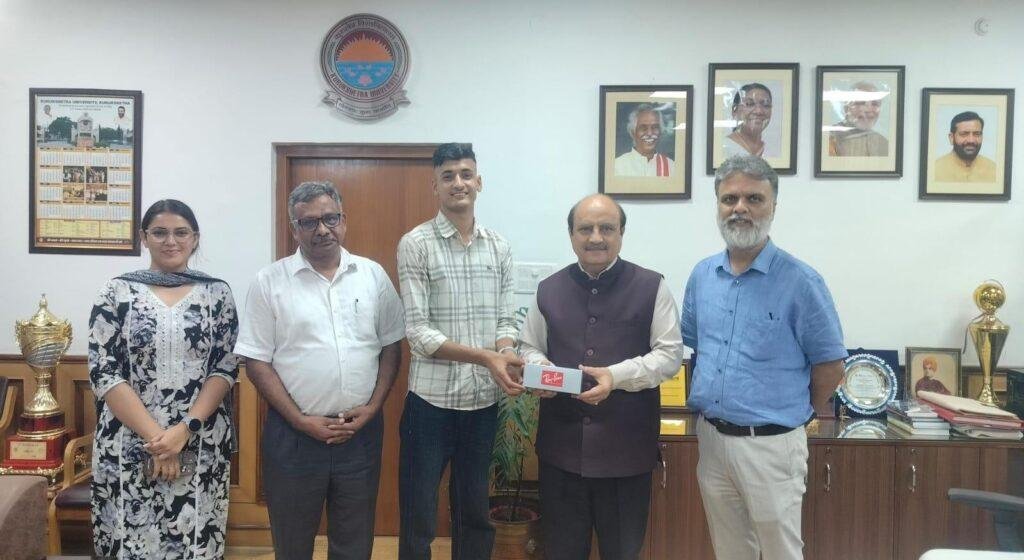 कुवि के कुलपति प्रो. सोमनाथ सचदेवा ने किया एनसीसी कैडेट प्रियांशू को सम्मानित
