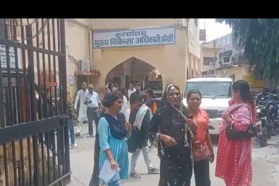 सीएमओ संस्था अध्यक्षा से बातचीत करने के दौरान अस्पताल को बचाते हुए नज़र आए