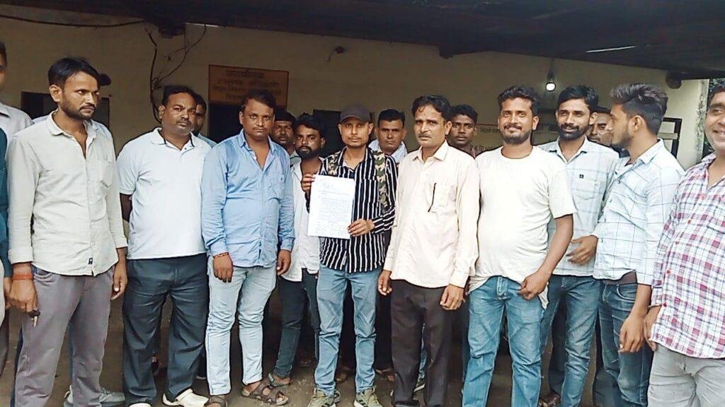 त्रिपुला पावर हाउस में दर्जनों संविदा कर्मचारियों ने वेतन कटौती के विरोध में जोरदार धरना-प्रदर्शन