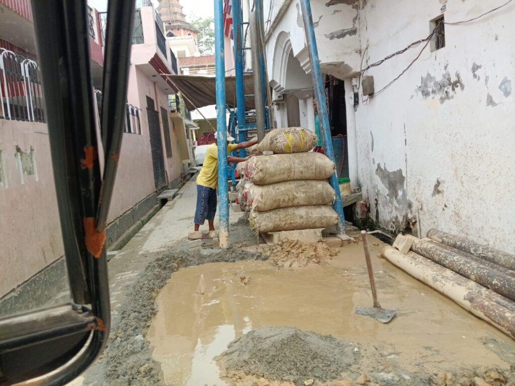 नगर निगम की अनदेखी: सरकारी सड़क पर अवैध समरसेविल बोरिंग फिर से चालू, जेई पर मिलीभगत का आरोप