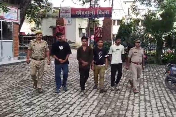 छत पर बात कर रही युवती को चोर समझकर पीटा, गंभीर रूप से घायल, 4 आरोपी गिरफ्तार