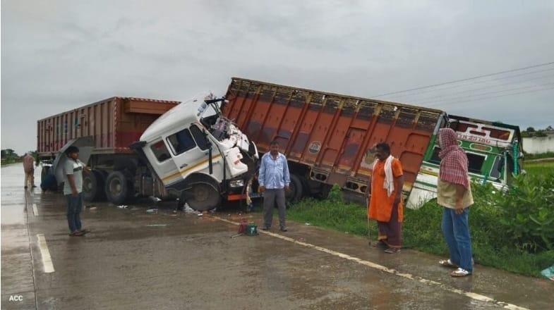 आजमगढ़-वाराणसी मार्ग हादसा:खड़े ट्रक से टकराया ट्रेलर,खलासी की मौके पर मौत,पुलिस जांच में जुटी