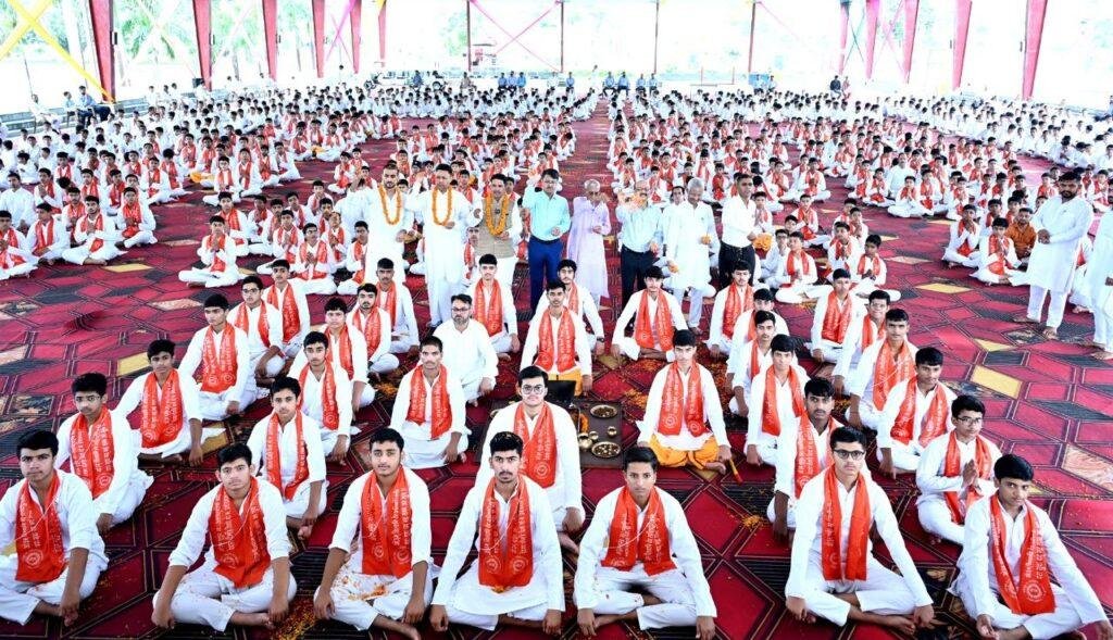 वैदिक मंत्रोच्चारण के साथ गुरुकुल में ब्रह्मचारियों का उपनयन संस्कार सम्पन्न