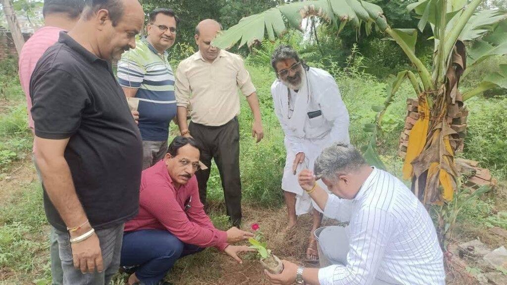 वृक्षों के बिना मनुष्य का जीवन असंभव : महंत विशाल दास