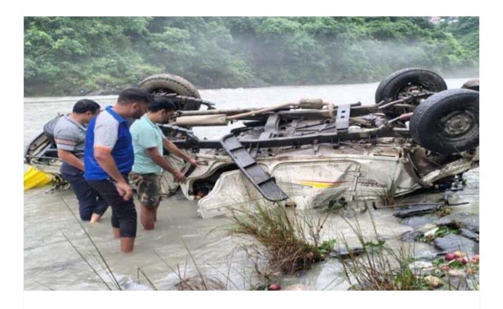 उत्तराखंड देहरादून भीषण हादसा: पिकअप वाहन नदी किनारे गिरा, दो की हालत गंभीर