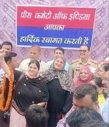 जोगी नवादा में सौहार्द की मिसाल: दो साल पुराने जख्म भूल मुस्लिम महिलाओं ने कांवड़ियों पर बरसाए फूल