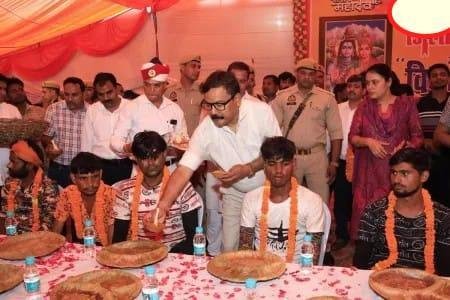 शिव भक्तों की सेवा में जुटा बरेली प्रशासन, प्रसाद परोसते हुए बोले बरेली जिलाधिकारी – यात्रा में कोई परेशानी तो नहीं हुई
