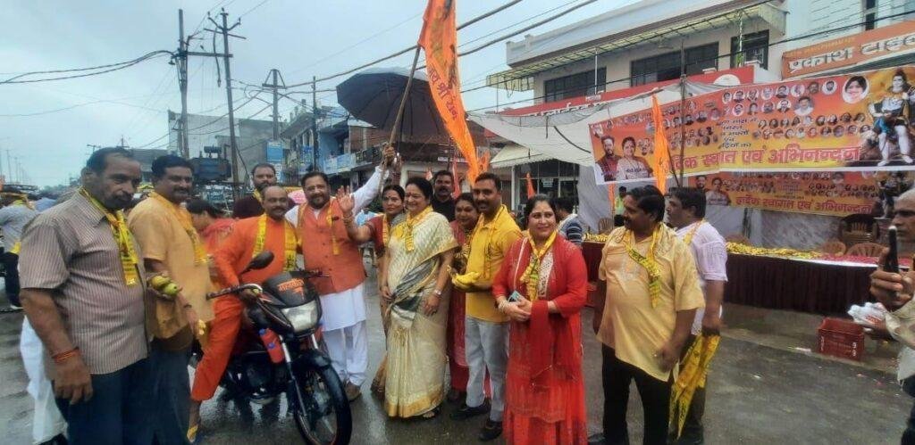 पूर्व सांसद प्रवीण सिंह ऐरन ने कांवरियों का स्वागत कर कराया जलपान