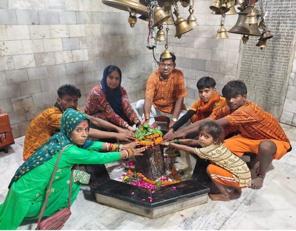 राष्ट्रीय मानव सेवा संस्थान ट्रस्ट (रजि.) भारत की राष्ट्रीय अध्यक्ष ने टीम के साथ किया बाबा गोपाल सिद्ध का जलाभिषेक