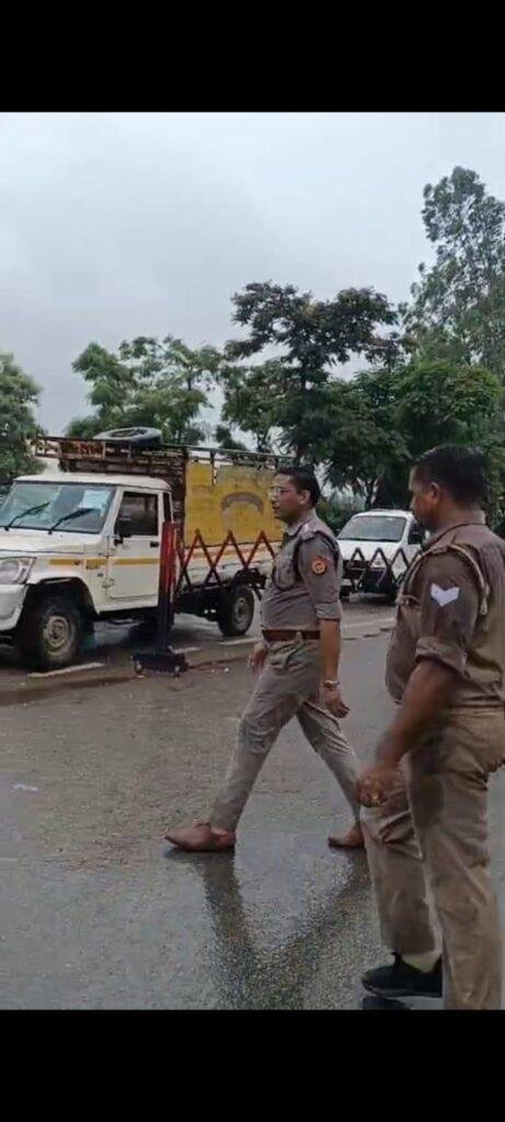 श्रावण मास के अंतिम सोमवार पर बरेली पुलिस का सेवा भाव: बारिश में भीगते हुए 16 किमी पैदल चले CO आंवला
