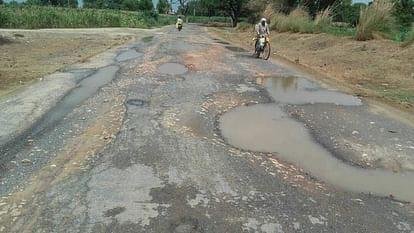 सड़क में गड्ढा या गड्ढे में सड़क को लेकर ग्रामीणों ने जिला अधिकारी कार्यालय पर किया प्रदर्शन