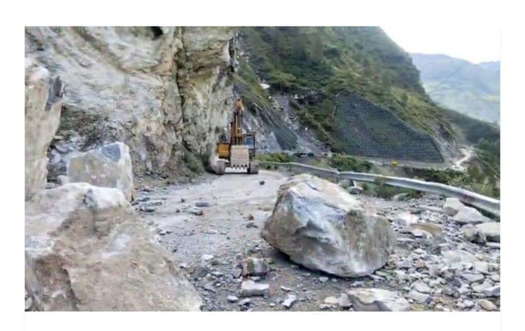 उत्तराखंड में भूस्खलन का कहर, कई सड़के बंद