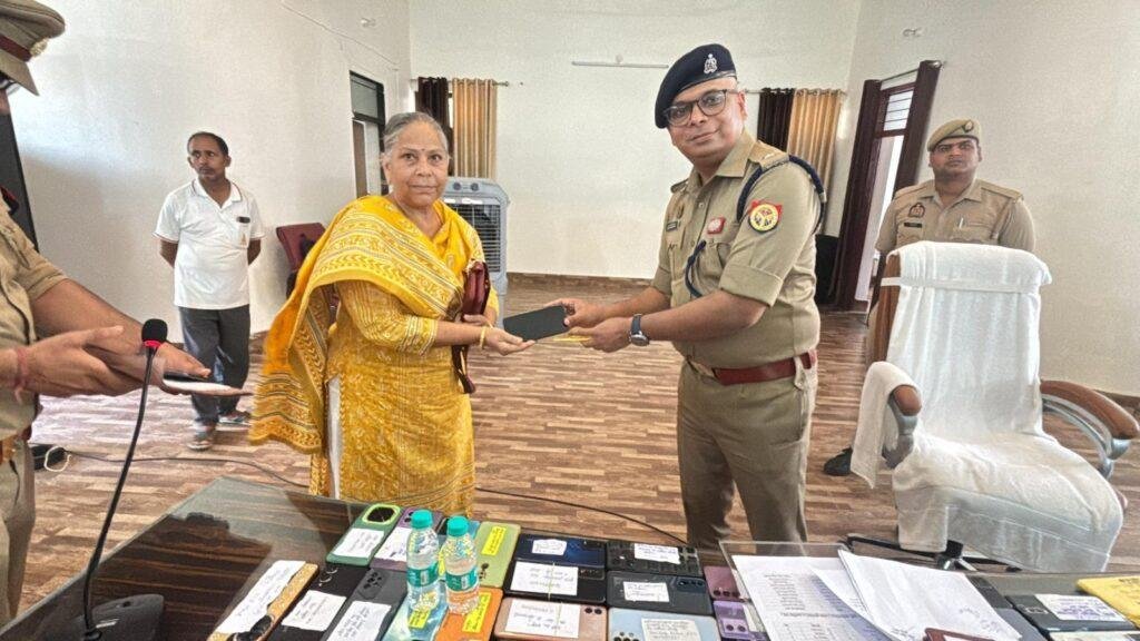 जनता को बड़ी राहत पुलिस ने 296 गुमशुदा मोबाइल किए बरामद, कुल कीमत ₹1 करोड़ से अधिक
