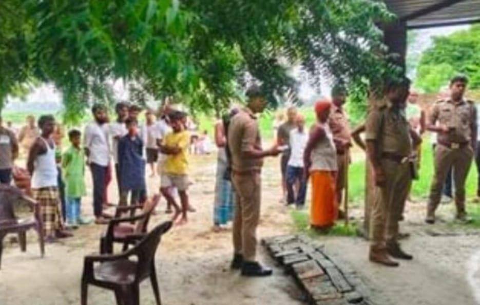 आजमगढ़ में खेत के बरामदे में सोते बुजुर्ग की धारदार हथियार से हत्या,गांव में दहशत