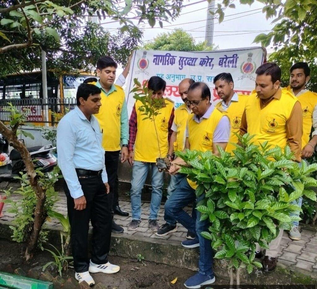 सिविल डिफेंस के कर कमलों द्वारा महाराजा अग्रसेन पार्क रामपुर बाग में कई पौधे लगाए