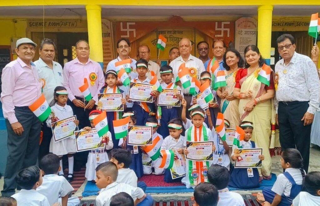 देशभक्ति गायन प्रतियोगिता में प्राइमरी में वैष्णवी प्रथम,जूनियर में अनुष्का और सीनियर में भूमि प्रथम रहीं