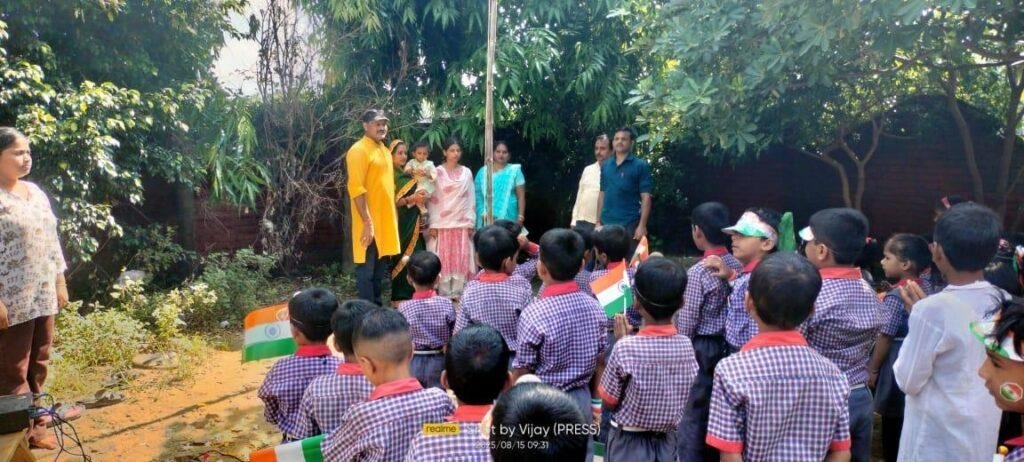 शुक्रवार को बड़े ही धूमधाम व हर्षोल्लास के साथ लोगों ने मनाया 79वां स्वतंत्रता दिवस