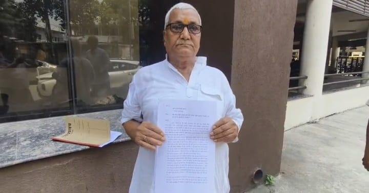 ग्रामीणों ने मुख्यमंत्री के नामित जिला अधिकारी को दिया ज्ञापन ग्राम प्रधान पर लगाया भ्रष्टाचार का आरोप