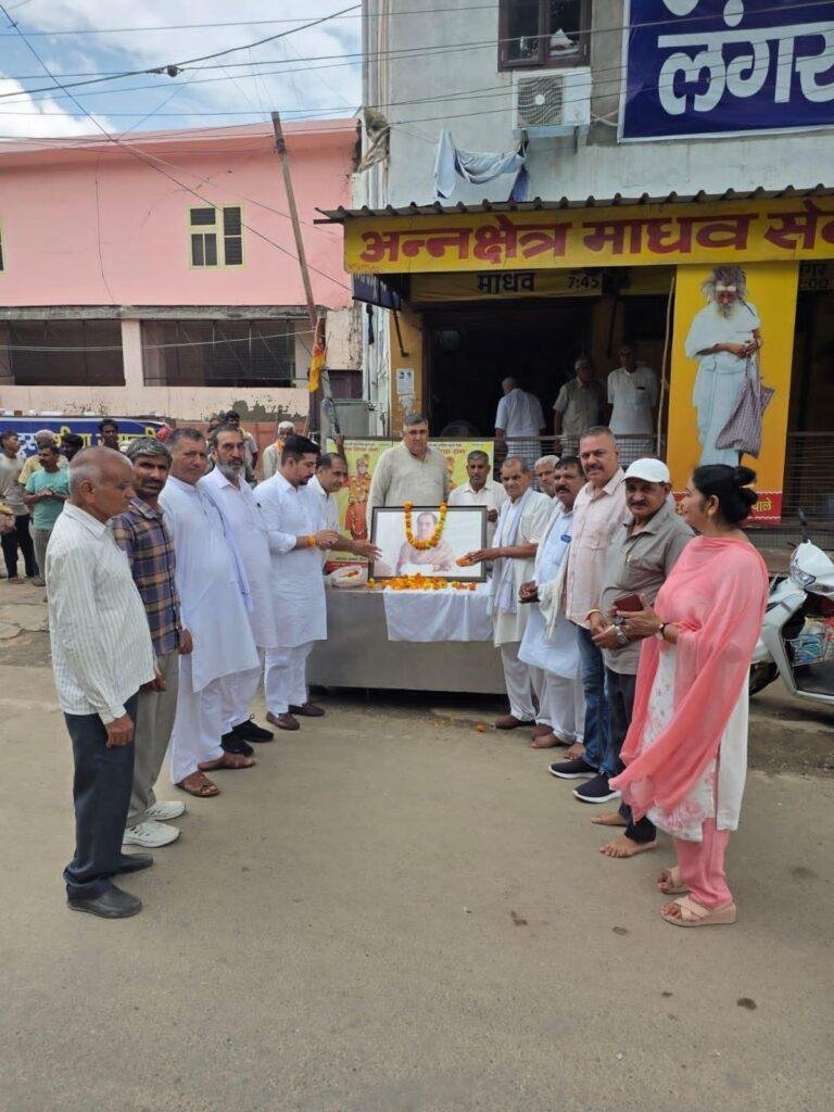 राजीव गांधी के जन्मदिवस पर कांग्रेसियों ने लगाया भंडारा