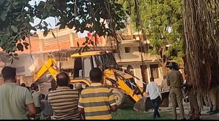 आजमगढ़ में गरजा बाबा का बुलडोजर आरोपियों के खिलाफ बेदखली की हुई कार्रवाई