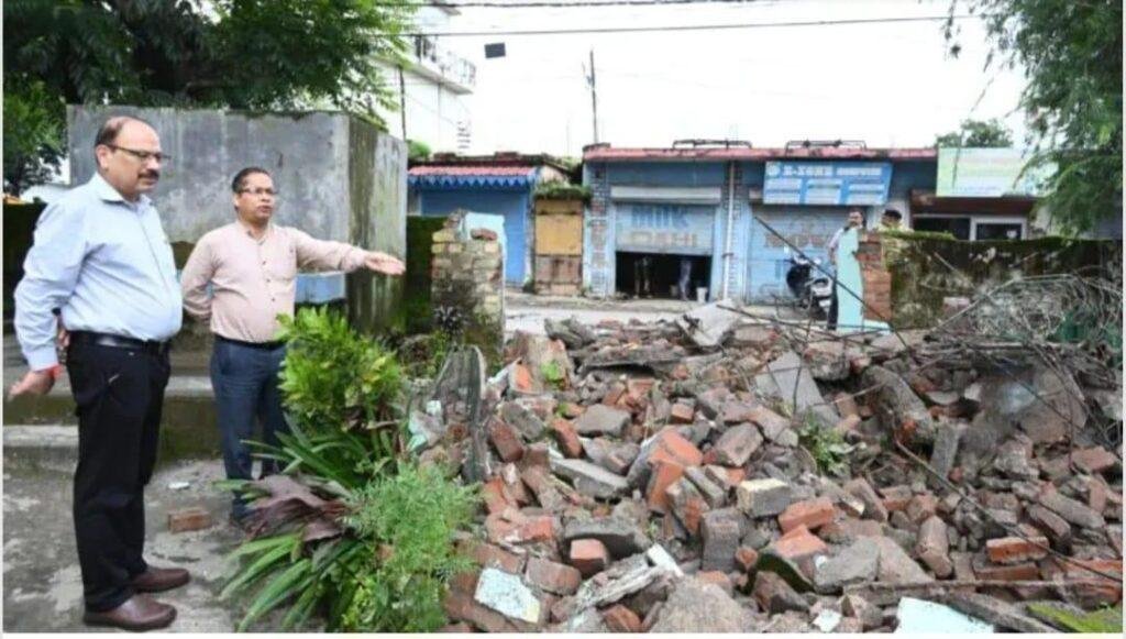 उत्तराखंड देहरादूनसरकारी स्कूल में बनी अवैध मजार पर चला प्रशासन का बुलडोजर