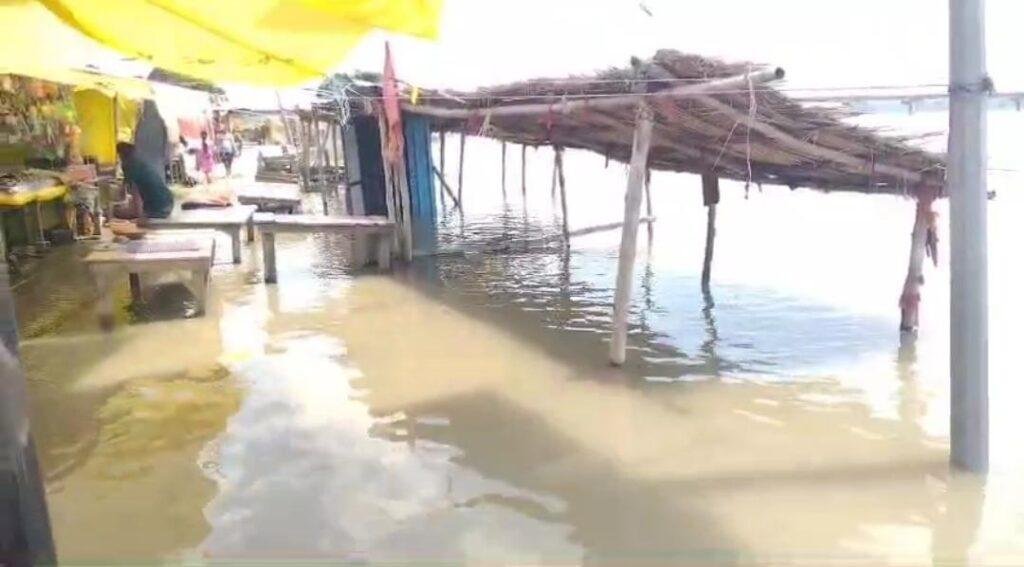 सरेनी क्षेत्र के गेंगासो गंगा घाट का जलस्तर बढ़ने से श्मशान घाट पानी में डूबा