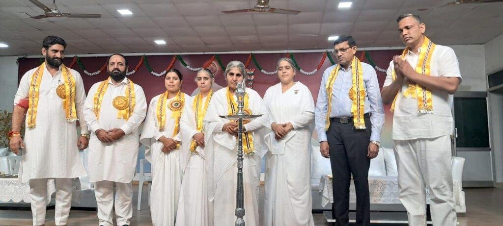 राजयोगिनी दादी प्रकाशमणि की 18वीं पुण्यतिथि और विश्व बंधुत्व दिवस पर ब्रह्माकुमारीज ने लगायाविशाल रक्तदान शिविर