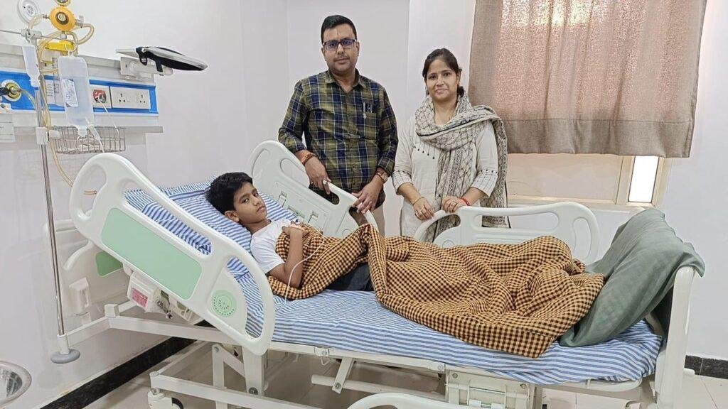 कुत्तों के हमले से घायल अविरल, अस्पताल में भर्ती
