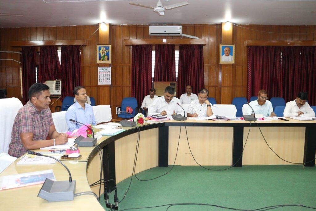 अवैध निर्माण के विरुद्ध निर्गत नोटिस में कार्यवाही समान रूप से होनी चाहिए: मण्डलायुक्त