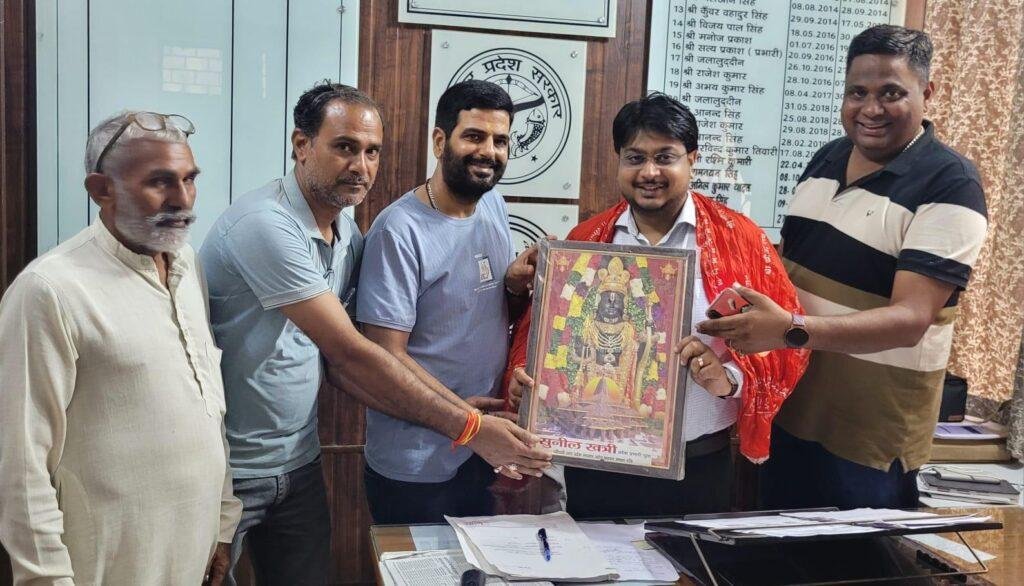 पश्चिमी उत्तर प्रदेश संयुक्त उद्योग व्यापार मंडल के प्रदेश प्रभारी के साथ तहसीलदार मीरगंज को किया सम्मानित