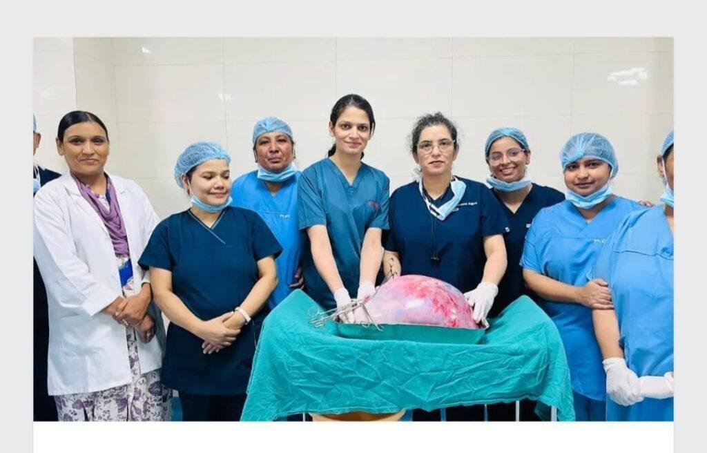 युवती के पेट से निकला 26.2 किलो का ट्यूमर