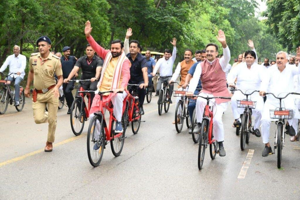 नशा मुक्ति का संदेश देने साइकिल पर विधान सभा पहुंचे मुख्यमंत्री और स्पीकर