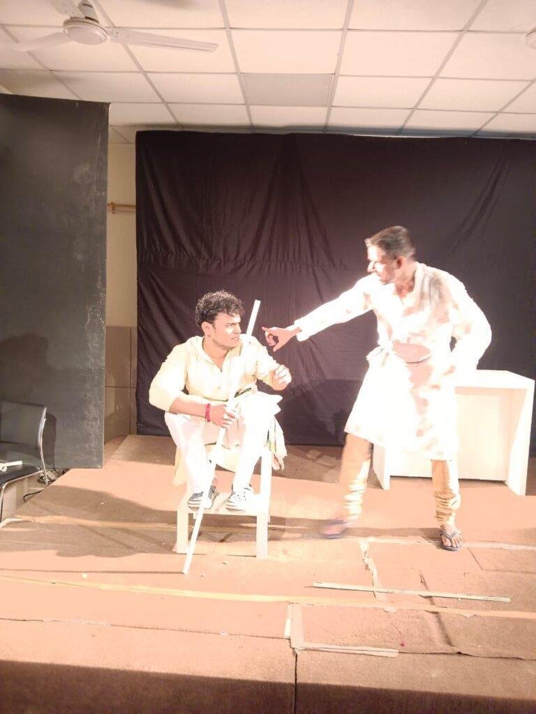 थिएटर अड्डा में रंगालय एकेडेमी ऑफ आर्ट एंड कल्चर द्वारा आयोजित तृतीय 15 दिवसीय थिएटर फेस्ट में आठवें दिन “अजातघर” का किया मंचन