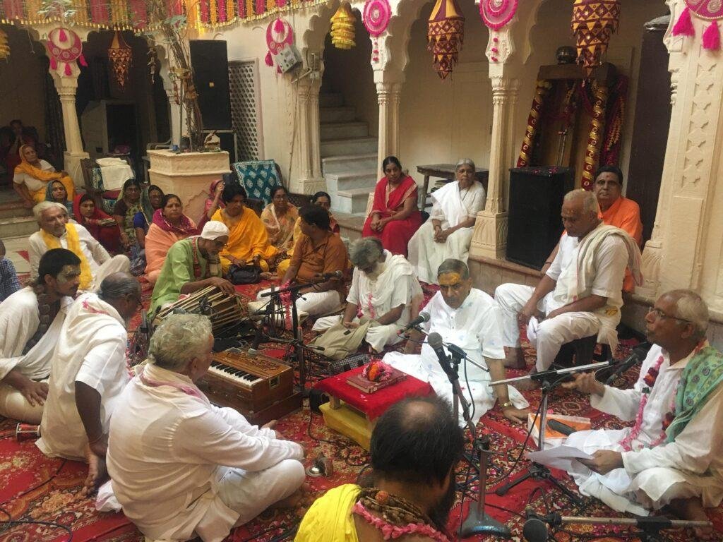 प्रिया वल्लभ कुंज में धूमधाम से चल रहा है अष्ट दिवसीय श्रीराधा जन्म महा-महोत्सव