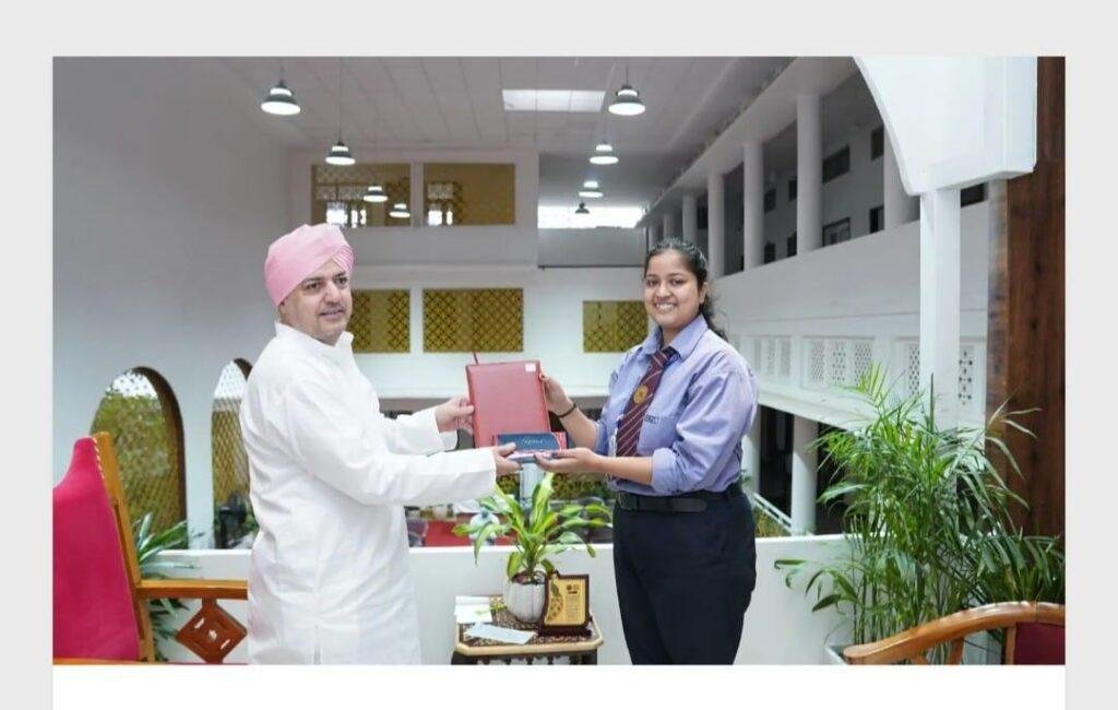 उत्तराखंड देहरादूनएसजीआरआरयू की मेधावी छात्रा हंसिका सक्सेना को सम्मानित किया