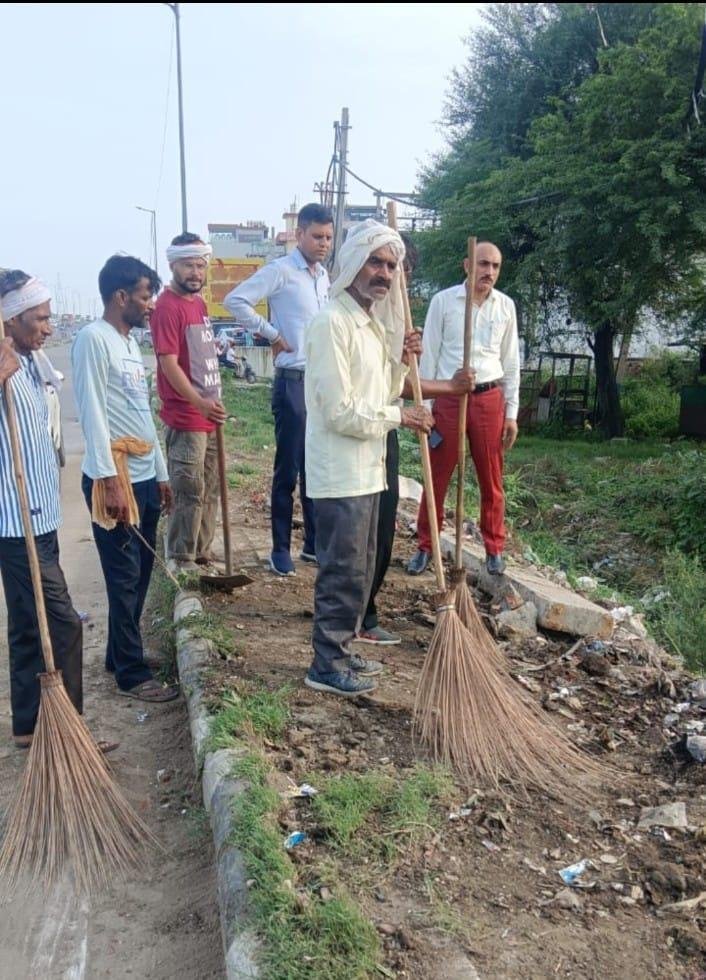 नगर परिषद कार्यालय में सचिव ने सफाई दरोगाओं व सुपरवाइजर की ली मीटिंग