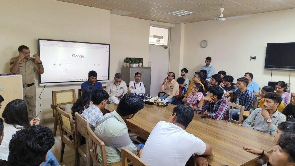 छात्र-छात्राओं को वित्तीय साक्षरता और फ्रॉड जागरूकता पर मिली जानकारी