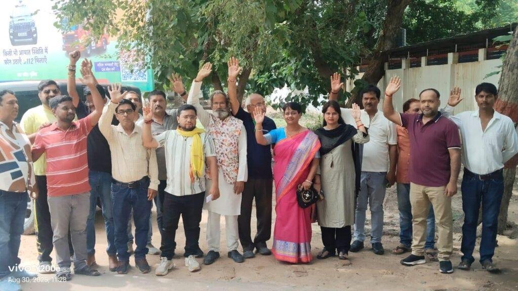 धार्मिक सांप्रदायिक माहौल एवं दंगा भड़काने वाले व्यक्ति की गिरफ्तारी को लेकर सौंपा ज्ञापन