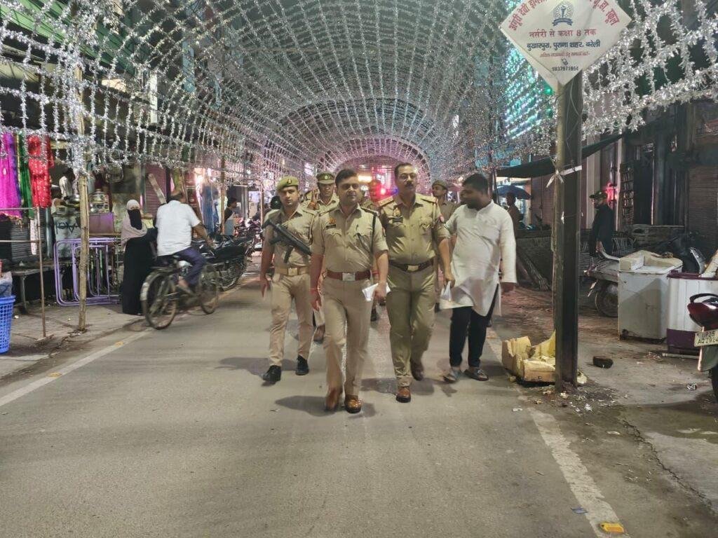 मानुष पारीक, पुलिस अधीक्षक नगर, बरेली द्वारा बारावफात के त्योहार के दृष्टिगत की गई बैठक एवं पैदल गस्त