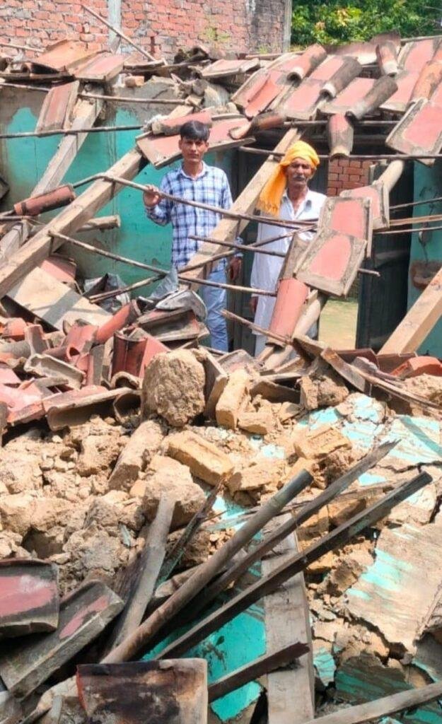 बरसात में गरीब किसान का मकान गिरा। अफजाल अंसारी ने गरीब किसान के मुआवजे की करी मांग