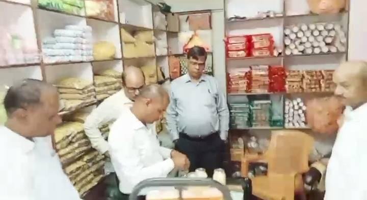 खोया मंडी में छापेमारी दुकानदारों में मचा हड़कंप