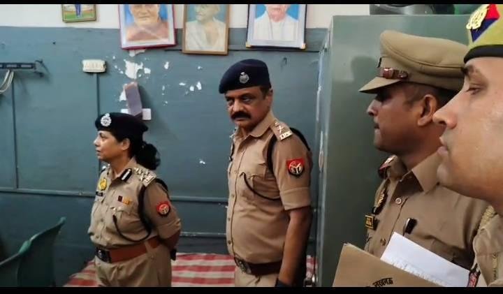 डीआईजी रेलवे सुधा सिंह और एसपी रेलवे रोहित मिश्रा ने शनिवार को रायबरेली रेलवे परिसर का किया निरीक्षण