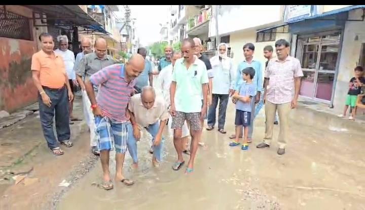पालिका के अफसर दफ्तरों में आराम फरमा रहे हैं और जनता हादसों का शिकार हो रही