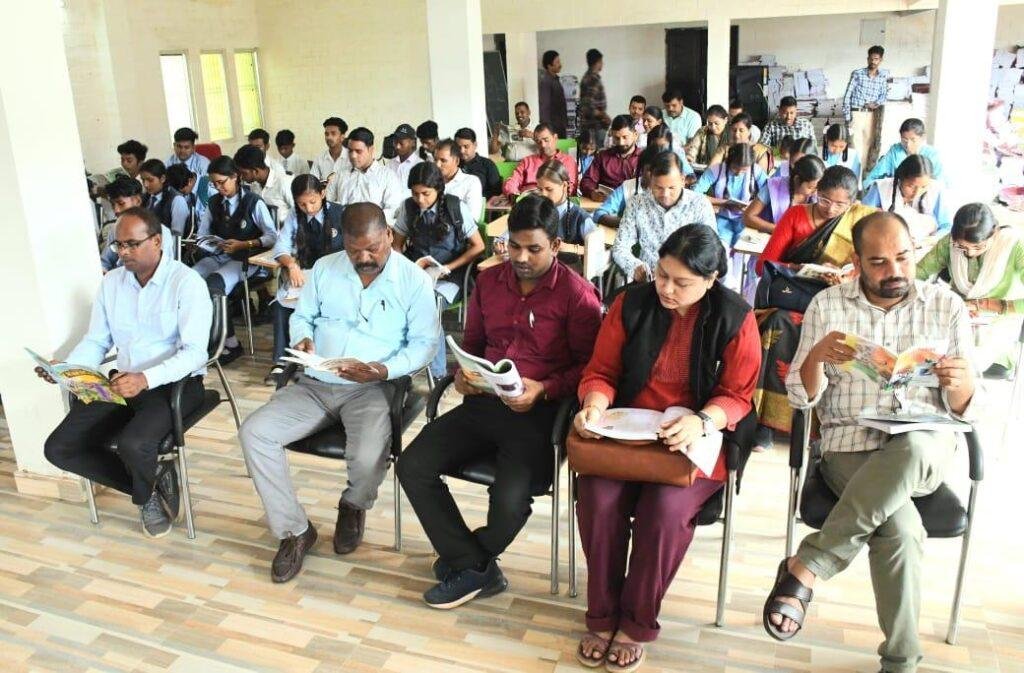 छत्तीसगढ़ रजत महोत्सवजिला ग्रंथालय में किया गया सामूहिक पुस्तक वाचनछात्र छात्राओं ने पढ़ी संविधान की प्रस्तावना लोकतांत्रिक मूल्यों की रक्षा एवं कर्तव्यों के प्रति निष्ठा का लिया संकल्प
