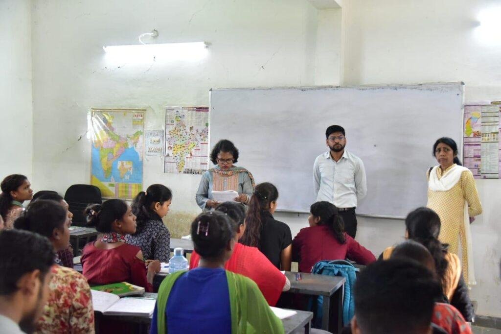 कलेक्टर नूपुर राशि पन्ना ने लक्ष्य कोचिंग सेंटर का किया निरीक्षण, युवाओं से चर्चा कर दिए सफलता के मंत्र