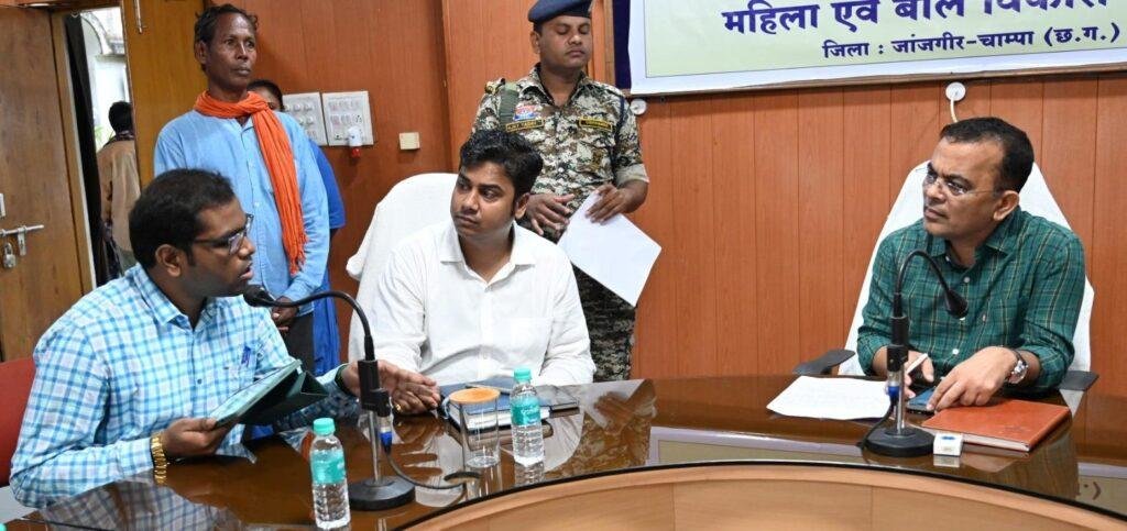 कलेक्टर श्री जन्मेजय महोबे ने आज कलेक्ट्रेट सभाकक्ष में आयोजित जनदर्शन में आम नागरिकों की समस्याएं सुनी