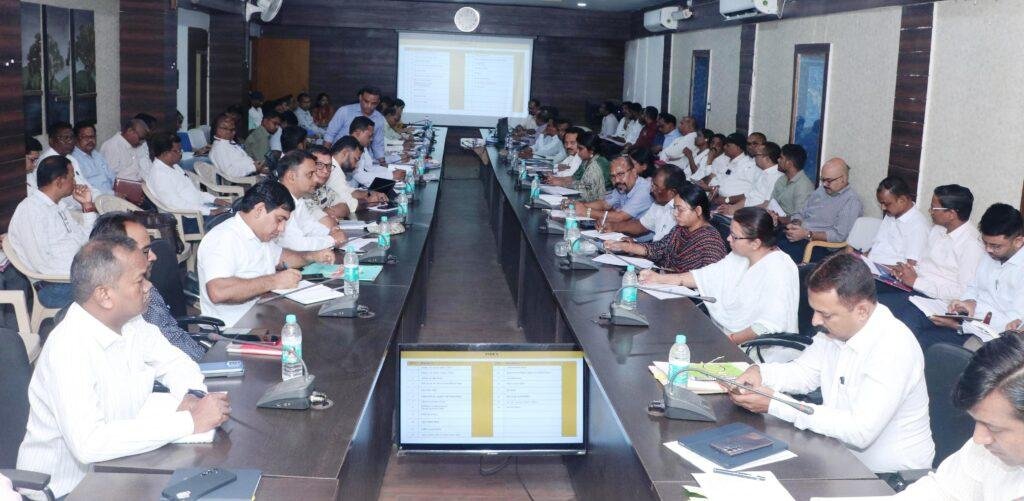 युक्तियुक्तकरण के पश्चात कार्यभार ग्रहण नहीं करने वाले शिक्षकों पर होगी विभागीय जांच समय-सीमा की बैठक में कलेक्टर ने दिए निर्देश