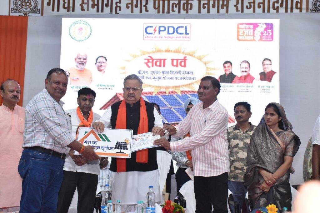 सौर ऊर्जा के उत्पादन से पर्यावरण संरक्षक एवं ऊर्जादाता बनकर आत्मनिर्भरता की ओर बढ़ाए कदम – डॉ0 रमन सिंह