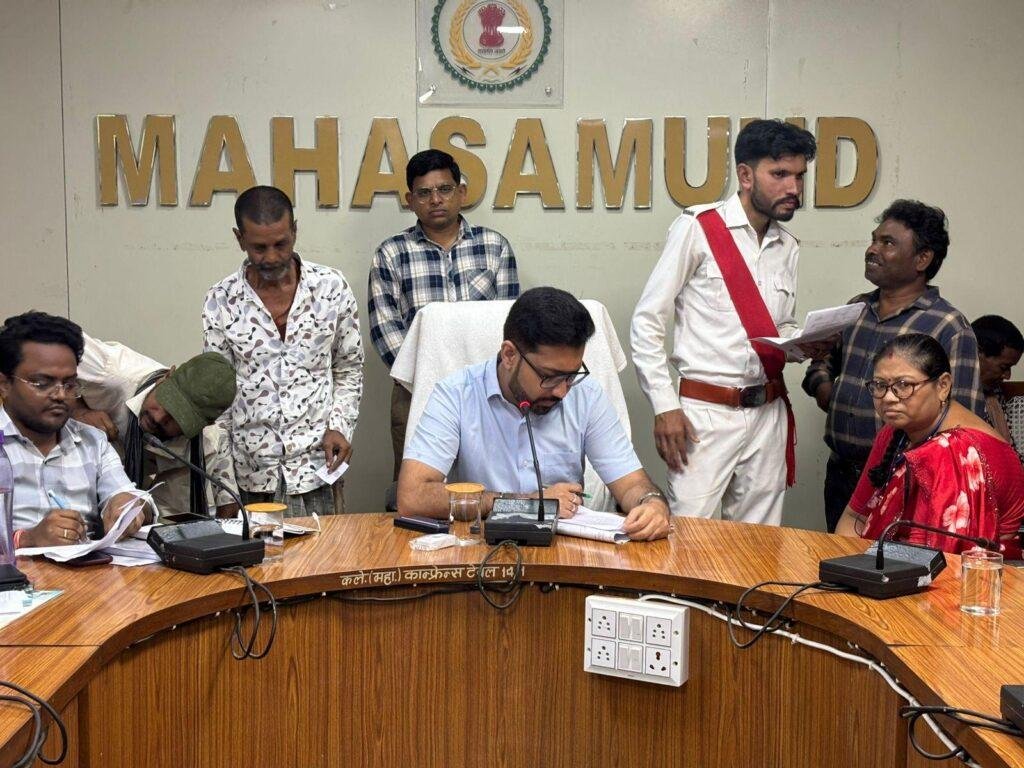 कलेक्टर ने जन चौपाल में सुनी आम जनों की समस्याएं